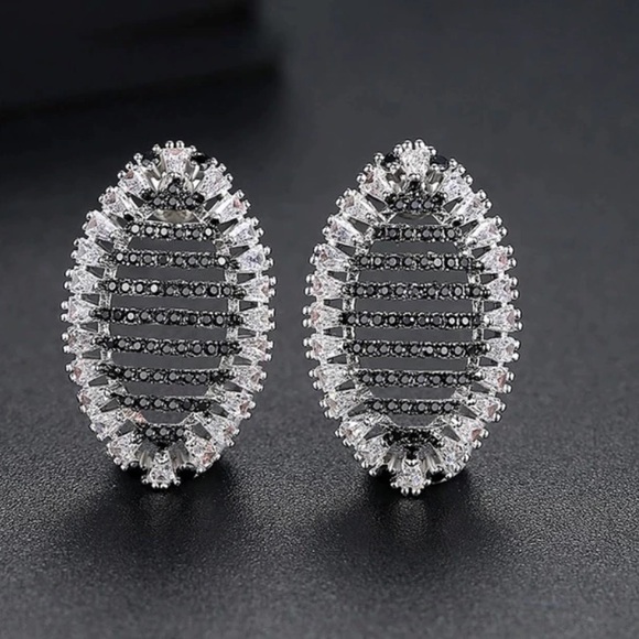 Swarovski Crystals The Argel Earrings - Picture 1 of 6